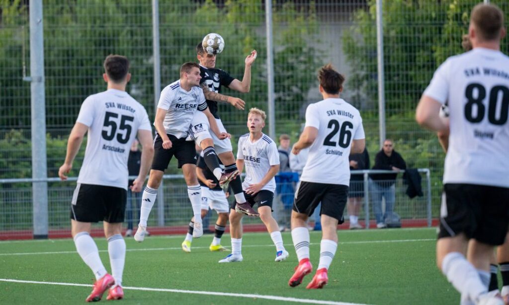 Nico Wirtz (Alemannia Wilster) gegen Mika Kieselbach (Heider SV). © 2026 Volker Schlichting