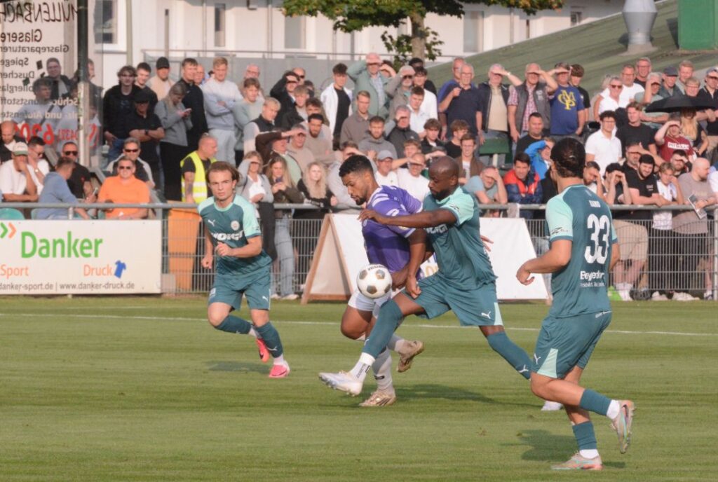 Noah Awuku (VfR Neumünster) gegegen Grady Zinkondo (PSV Neumünster). © 2026 Olaf Wegerich