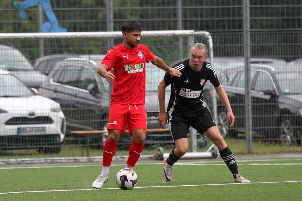 Rezan Acer (Inter Türkspor Kiel) schirmt den Ball gegen Luca Bourreau (Kieler MTV) ab. © 2026 Ismail Yesilyurt