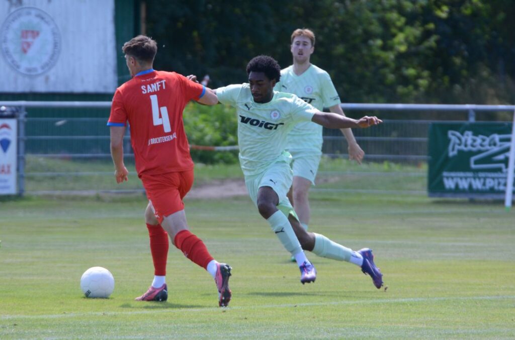 Sanft (Drochtersen U 23) gegen Denzel Imasün (PSV Neumünster). © 2026 Olaf Wegerich