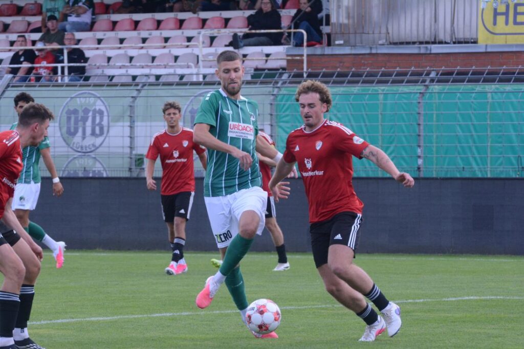 Selim Ajkic (VfB Lübeck) gegen Sebastian Böttcher (Kaltenkirchen). © 2026 Olaf Wegerich