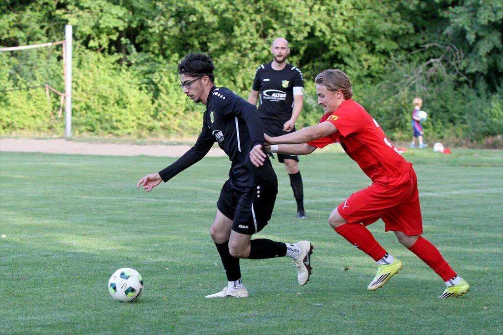 Serdar Ortac (MED SV) hat den Ball von Max Petersen (Kilia Kiel) erobert. © 2026 Ismail Yesilyurt 