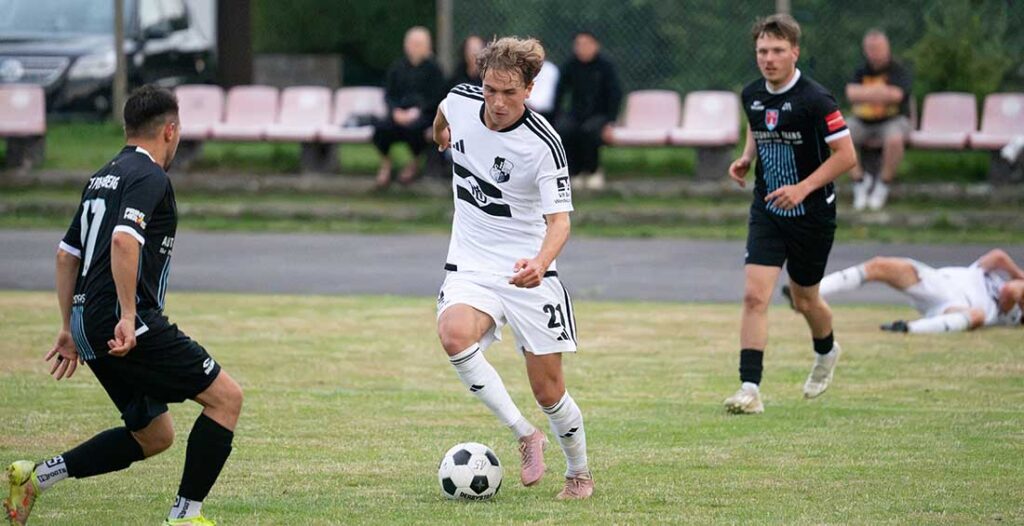 Thede Reimers (Heider SV) am Ball gegen Ömer Akyörük (TBS Pinneberg). © 2026 Volker Schlichting