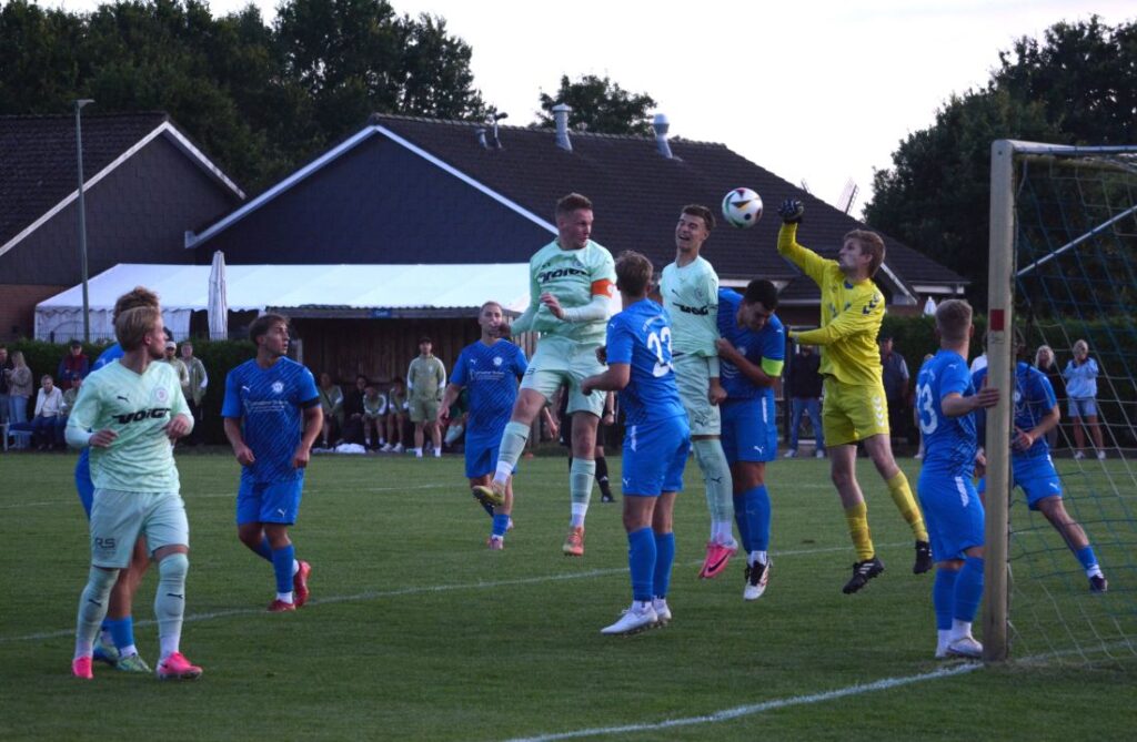 Torhüter Erik Kühl (SV Husberg-Bönebüttel) klärt vor Rune Kulig und Timo Barendt (PSV Neumünster). © 2026 Olaf Wegerich