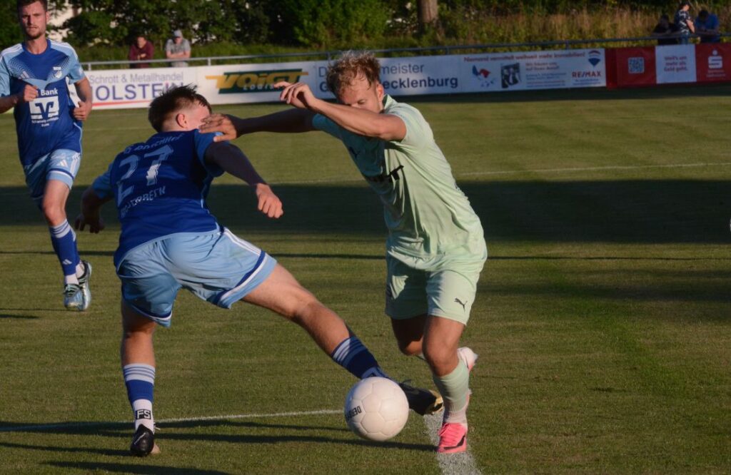 Youri von der Mehden (PSV Neumünster) lässt Lorenz Billerbeck (TUS Rotenhof) aussteigen. © 2026 Olaf Wegerich