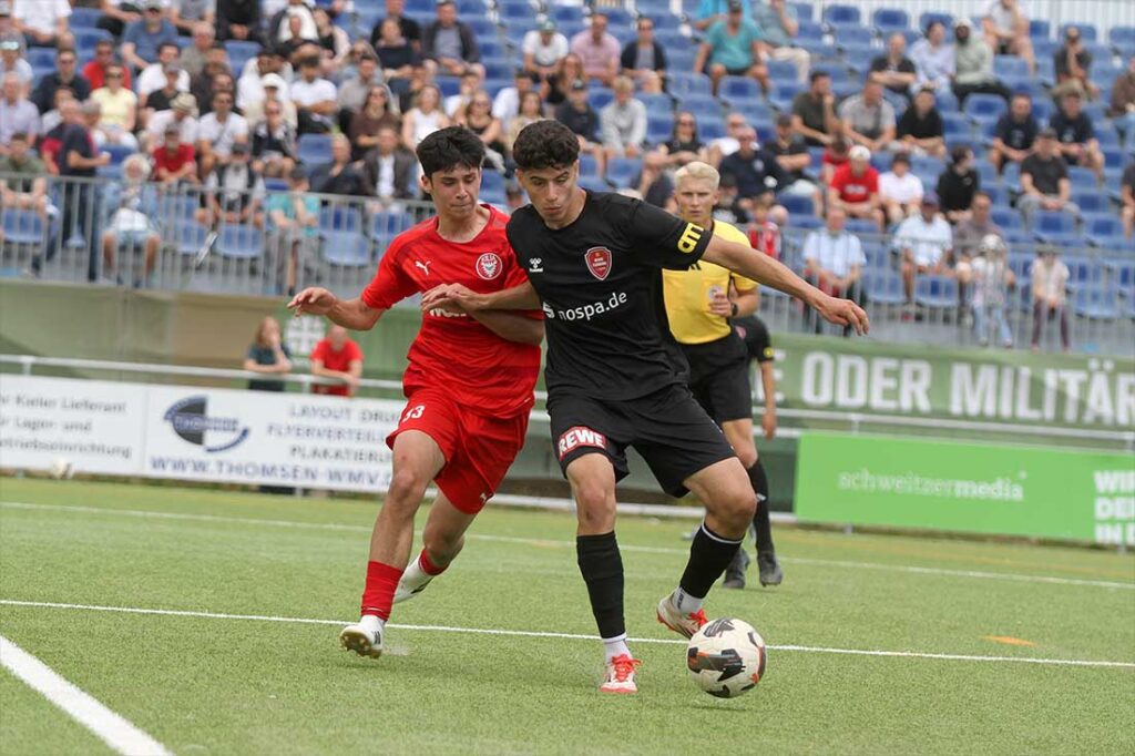 Zwei Talente gegeneinander - Ilir Serifi schirmt den Ball gegen Selim Cetintürk ab. © 2026 Ismail Yesilyurt