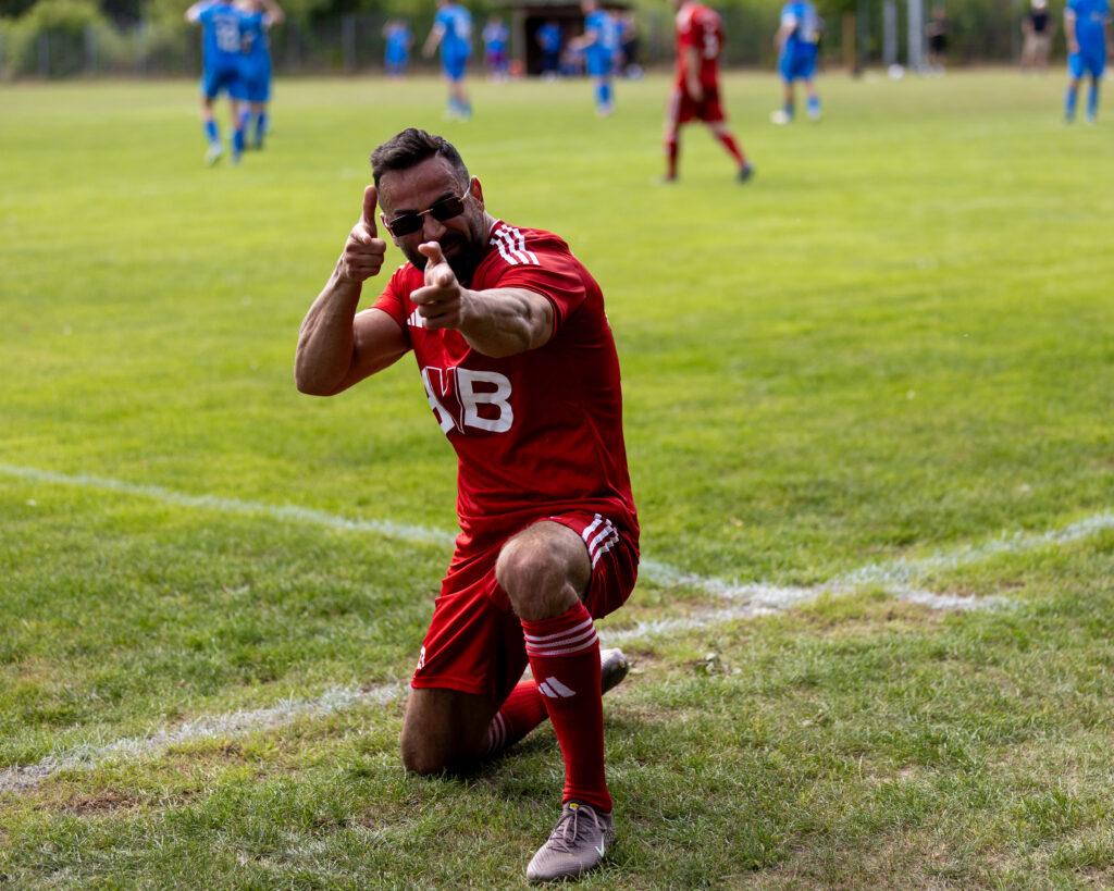 Blerim Bara hat für Hartenholm zum 1:1 ins Schwarze getroffen und feiert mit dem Youkick-Fotografen. © 2026 Martin Bläsing