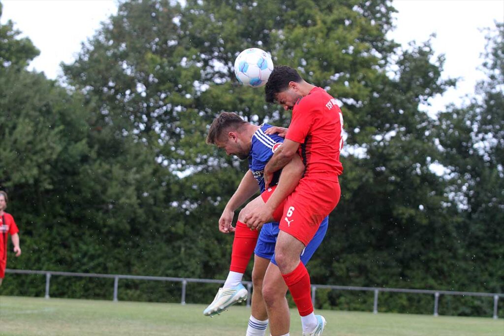 Abbas Sharba (re., TSV Kronshagen) und Kristof Koop (SpVg Eidertal Molfsee) prallen im Kopfballduell aufeinander. © 2026 Ismail Yesilyurt