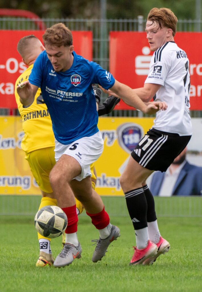 Alton Zymeraj (TSB Flensburg) wird von Mathis Harms (Heider SV) unter Druck gesetzt. © 2026 Volker Schlichting