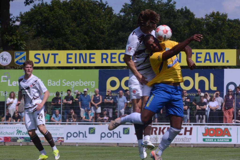 Auf Biegen und Brechen Benjamin Petrick (Todesfelde) im Kopfballduell mit jannik Robatsch (St.Pauli). © 2026 Olaf Wegerich