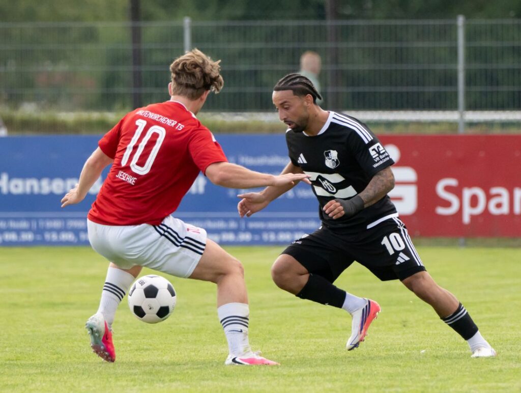 Azat Selcuk (Heider SV) hier gegen Jonas Jeschke (Kaltenkirchen) hatte Pech mit einem Pfostentreffer. © 2026 Volker Schlichting