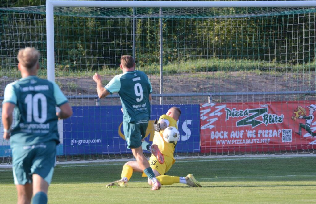 Ben Luca Nohns (PSV Neumünster) scheitert an Torhüter Ole Rathmann (TSB Flensburg). © 2026 Olaf Wegerich