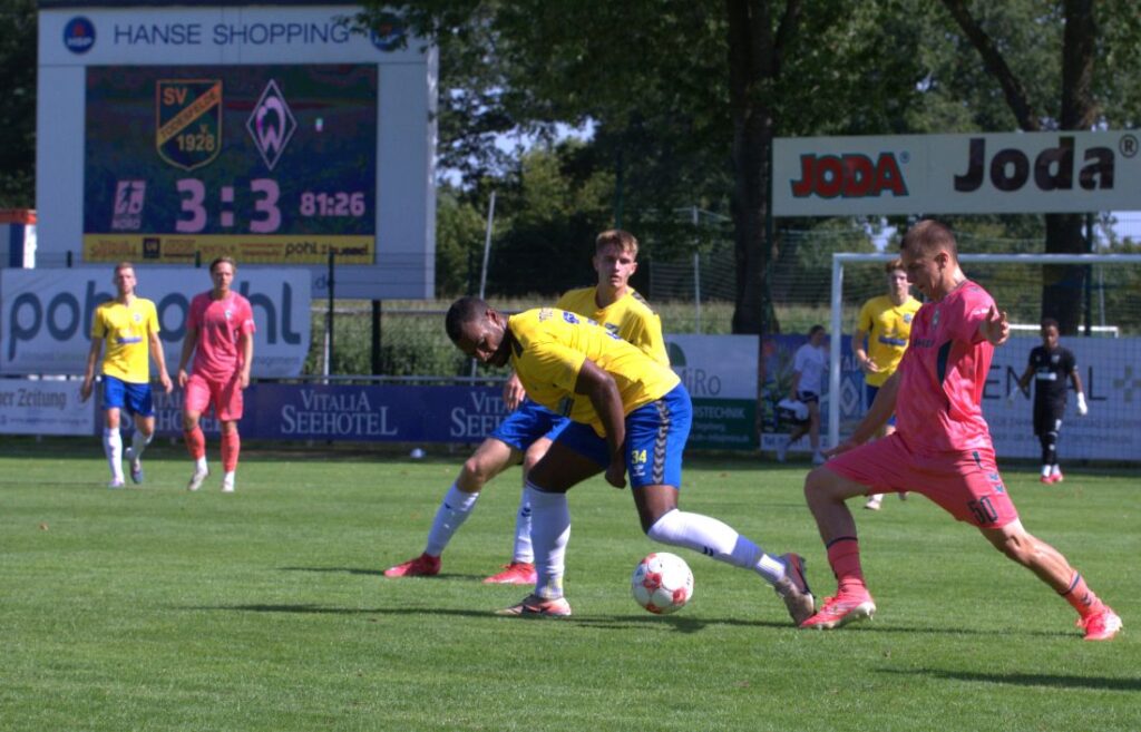Benjamin Petrick (SV Todesfelde) gegen Paul Bunkowski (Werder). © 2026 Olaf Wegerich