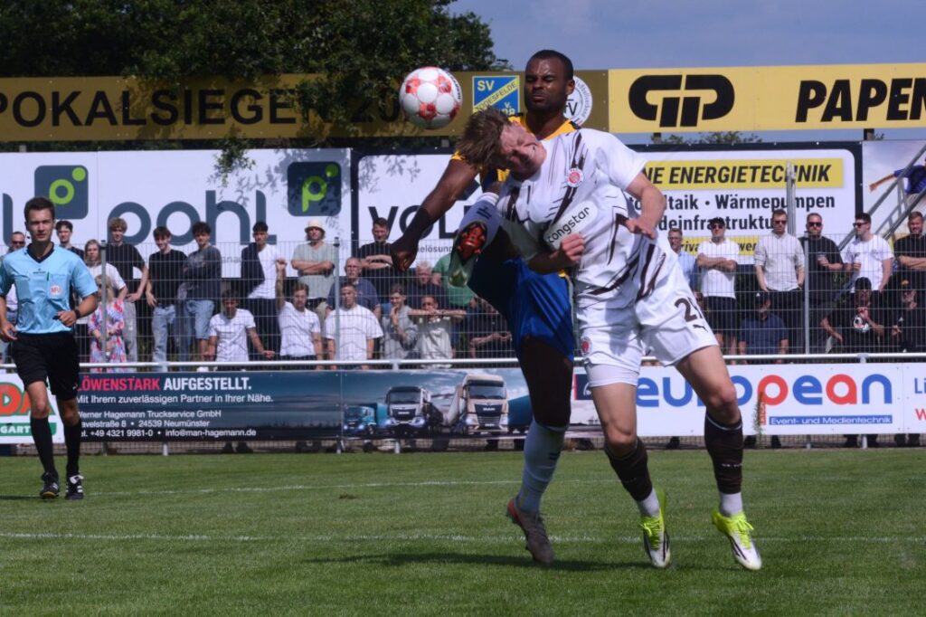 Benjamin Petrick (Todesfelde) gegen Lucas Schulze (St.Pauli). © 2026 Olaf Wegerich