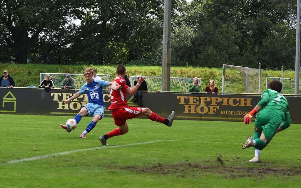 Cedric Nielsen zielt zu genau und setzt den Ball ueber das Tor. © 2026 Markus Till
