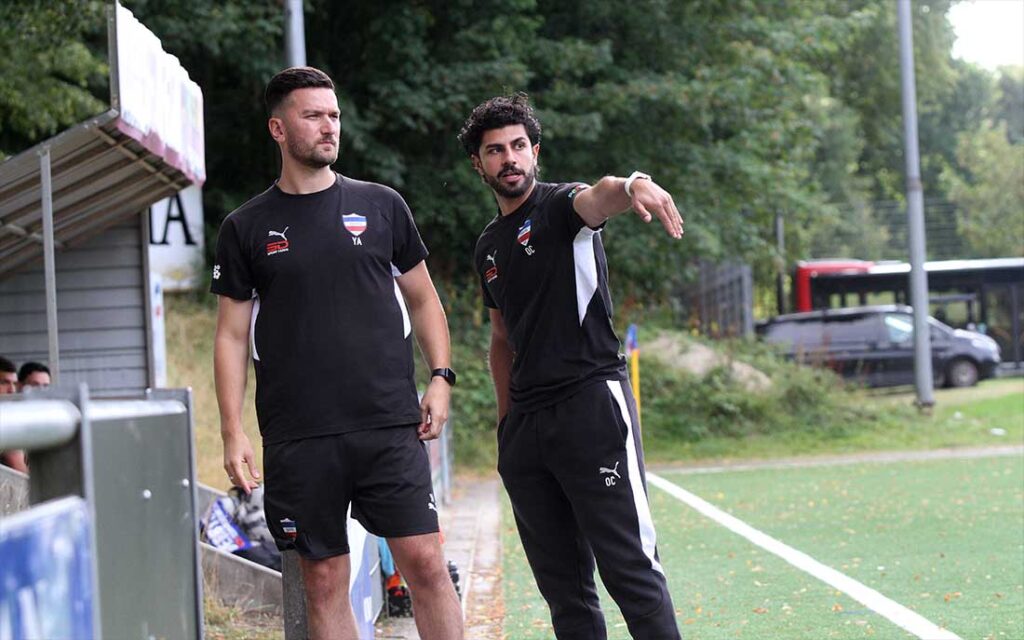 Cheftrainer Onur Cokgez (Inter Türkspor Kiel) und Co Yasin Akbaba fehlte ein halbes Dutzend der Startformation. © 2026 Ismail Yesilyurt