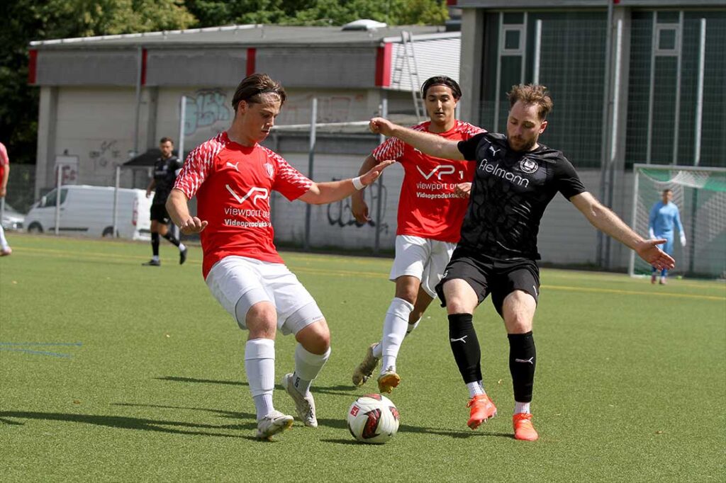 Daniel Grossmann (TSV Klausdorf) gegen Tim Jansa (li.), der vom PSV Neumünster zu Rot-Schwarz Kiel zurück kehrte. © 2026 Ismail Yesilyurt