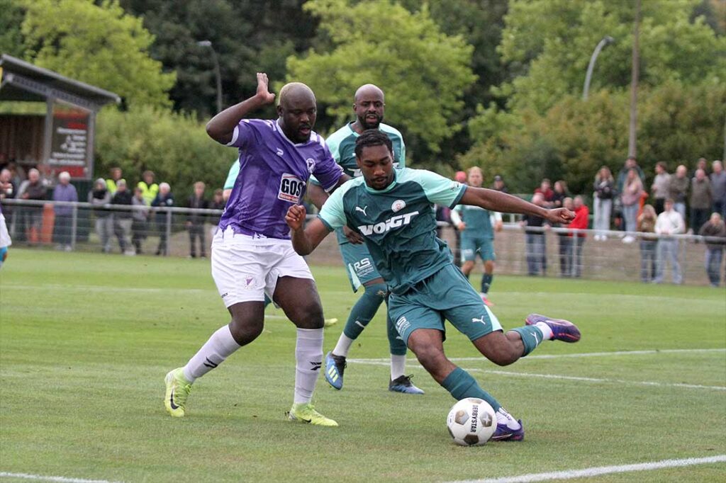 Denzel Imasün (PSV Neumünster) klärt vor Moshood Adesanya (VfR Neumünster). © 2026 Ismail Yesilyurt