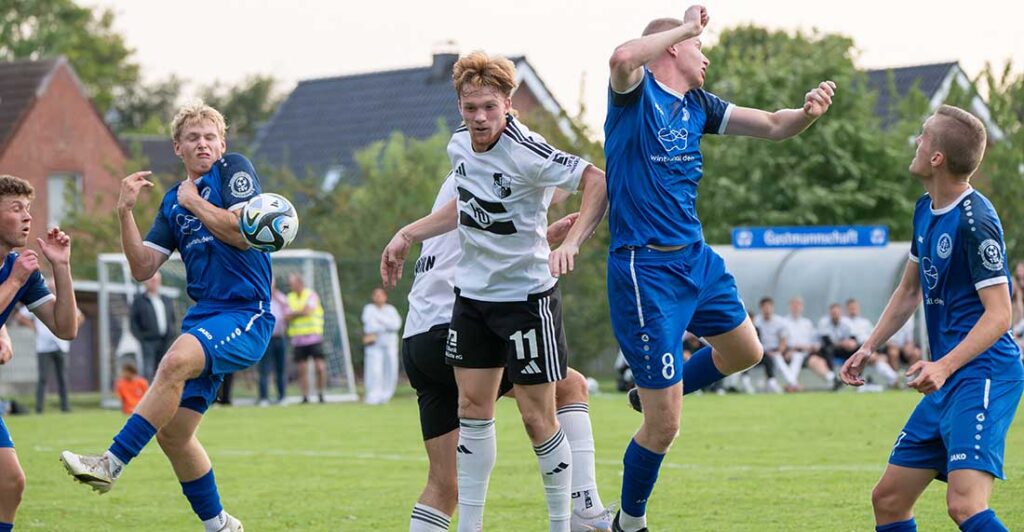 Der TSV Friedrichskoog verteidigte mit viel Engagement. Hier gegen Mathis Harms  (Heider SV) und Luca Weichmann (verdeckt). © 2026 Volkler Schlichting