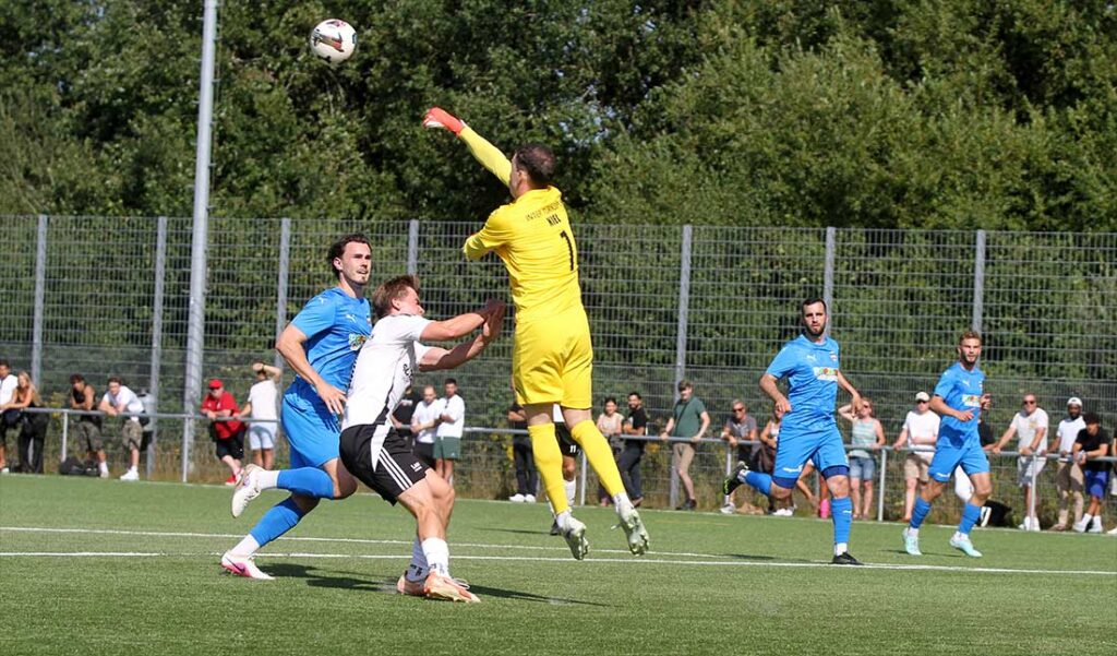 Der aufmerksame Keeper Oleksii Drui (Inter Türkspor Kiel) boxt den Ball vor Justus Schröder (TSV Kronshagen) weg. © 2026 Ismail Yesilyurt