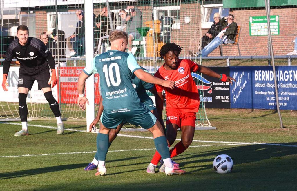 Die Eicheder hatten TSB-Torjäger Benett Kwame, hier im Spiel beim PSV Neumünster, gut im Griff. © 2026 Olaf Wegerich