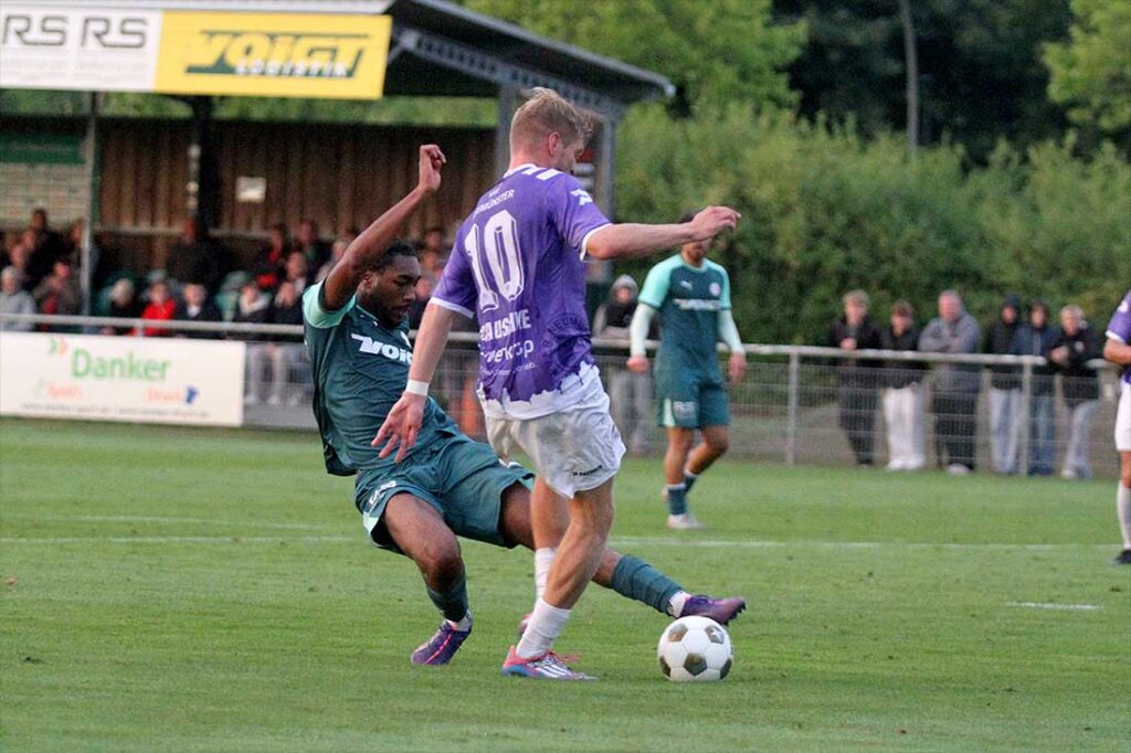 Die Szene zwischen Denzel Imasün (PSV Neumünster) und Nils Drauschke (re., VfR Neumünster), die zu Elfmeter führt. © 2026 Ismail Yesilyurt