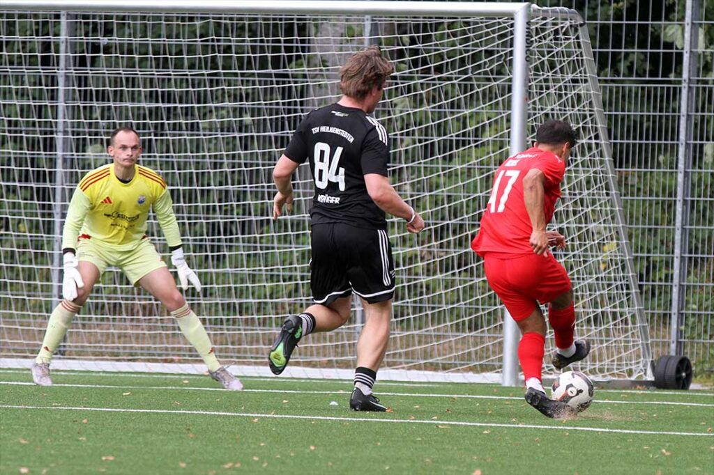 Diesen Abschluss von Rezan Acer (Inter Türkspor Kiel) kann Keeper Nils Witten (TSV Heiligenstedten) zur Ecke abwehren. © 2026 Ismail Yesilyurt
