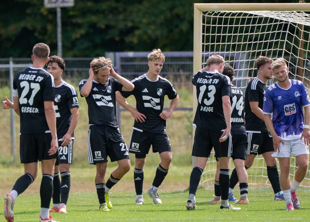 Ein ratloser Heider SV beim 1-6 beim VfR Neumünster. © 2026 Volker Schlichting