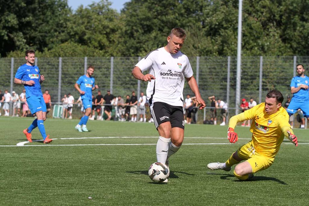 Einer der zwei knappen Abseitsentscheidungen, die Laurynas Kulikas (TSV Kronshagen) gegen Oleksii Drui (Inter Türkspor Kiel) zum 3-2 genutzt hätte. © 2026 Ismail Yesilyurt