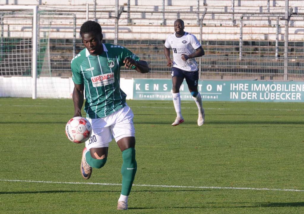 Emmanuel Appiah under der VfB Lübeck blieben glücklos im Abschluss. © 2026 Olaf Wegerich