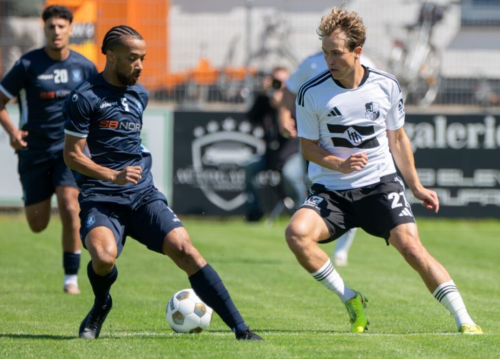 Emmanuel Rivera (Rapid Lübeck) im Duell mit Thede Reimers (Heider SV). © 2026 Volker Schlichting