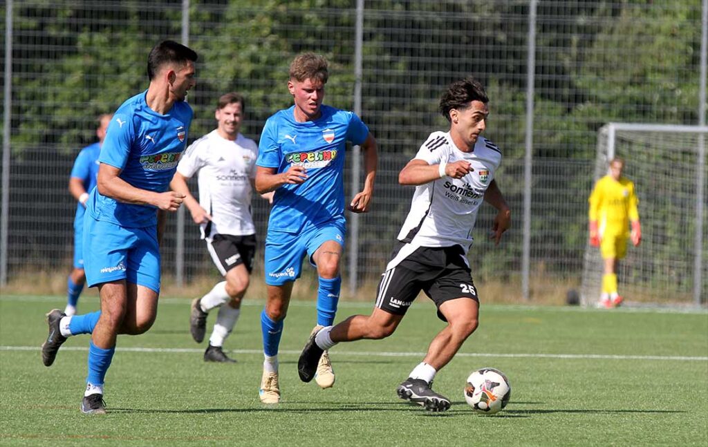 Emre Boz (TSV Kronshagen) sorgte mit seinen Dribblings für Freiräume. Linsk Eugen Halili (Inter Türkspor Kiel) und Jeppe Waschko. © 2026 Ismail Yesilyurt