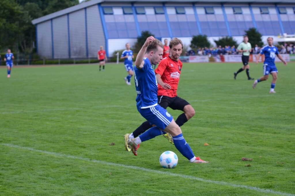 Finn Spalding (TUS Nortorf) gegen Linus-Maxim Weinert (TSV Kropp). © 2026 Olaf Wegerich