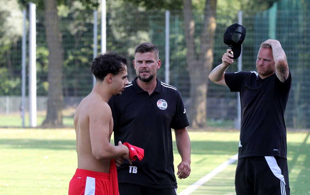 Für das Team von Tony Böhme (mitte) und Mark Klukas geht es nach dem 3-0 in die obere Tabellenhälft. © 2026 Ismail Yesilyurt
