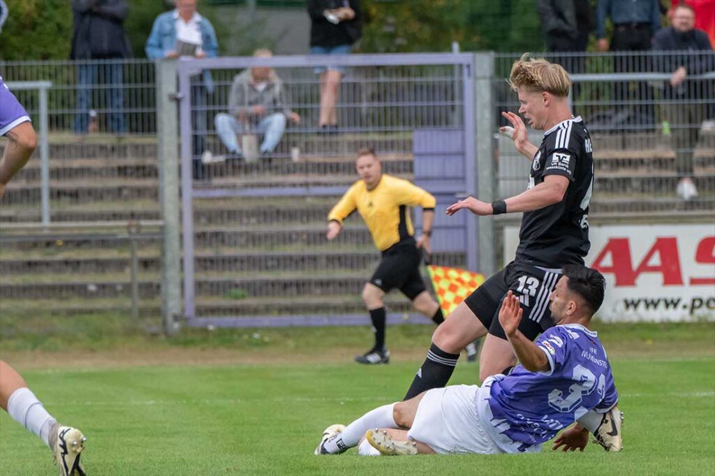 Geart Latifi (VfR Neumünster) mit einem Tackling gegen Hendrik Fleige (Heider SV). © 2026 Volker Schlichting