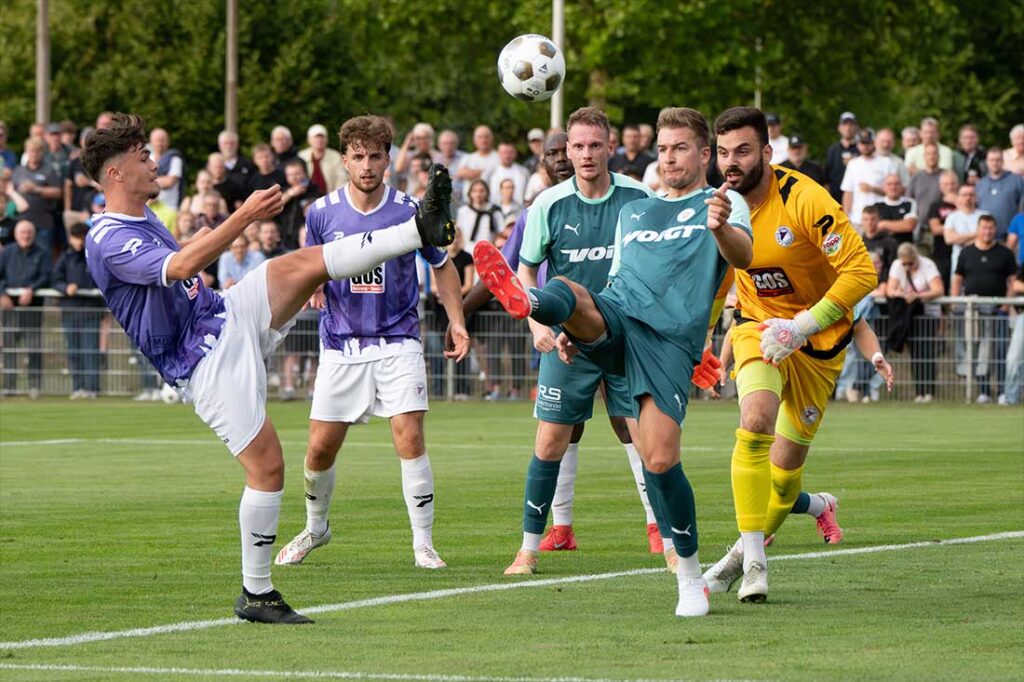 Gefahr im Strafraum des VfR Neumünster - Visar Mehmeti (li.) und Tobias Foelster (PSV Neumünster) im Kampf um den Ball. © 2026 Volker Schlichting