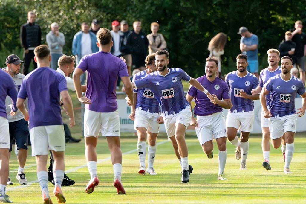 Gelungener Einstand für Alban Jashari (mitte, VfR Neumünster) mit dem ersten Tor der Oberliga-Saison 2026/27. © 2026 Volker Schlichting