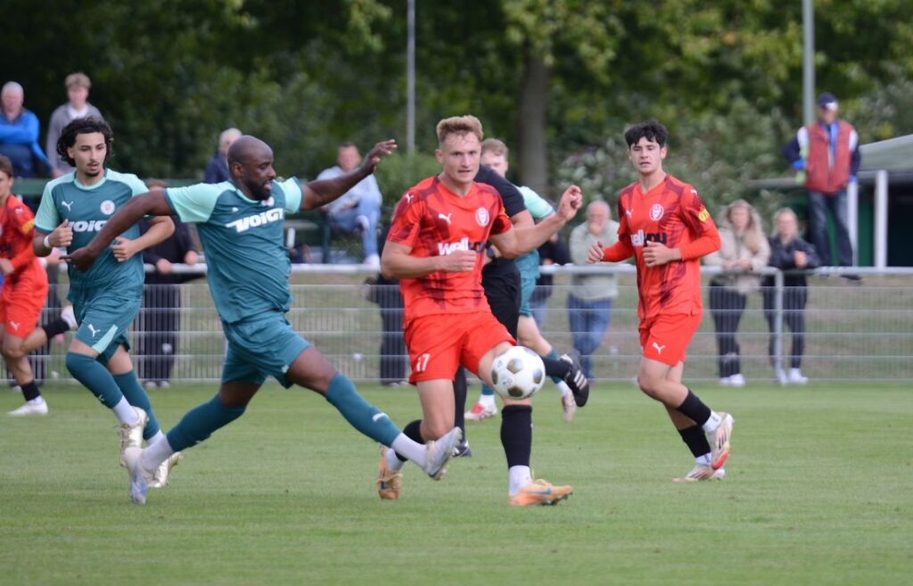 Grady Zinkondo (PSV Neumünster) gegen Marc Schwabe (Kilia Kiel). © 2026 Olaf Wegerich