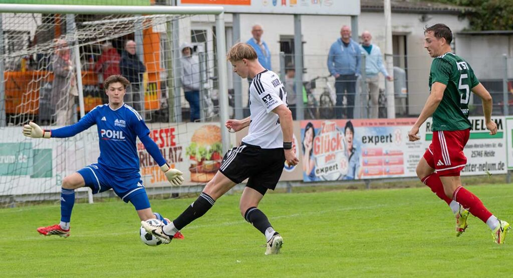 Hendrik Fleige (Heider SV) mit der Chance auf das 1-0, doch Calvin Brooklyn Schultz (MTSV Hohenwestedt) verkürzt geschickt den Winkel. © 2026 Volker Schlichting