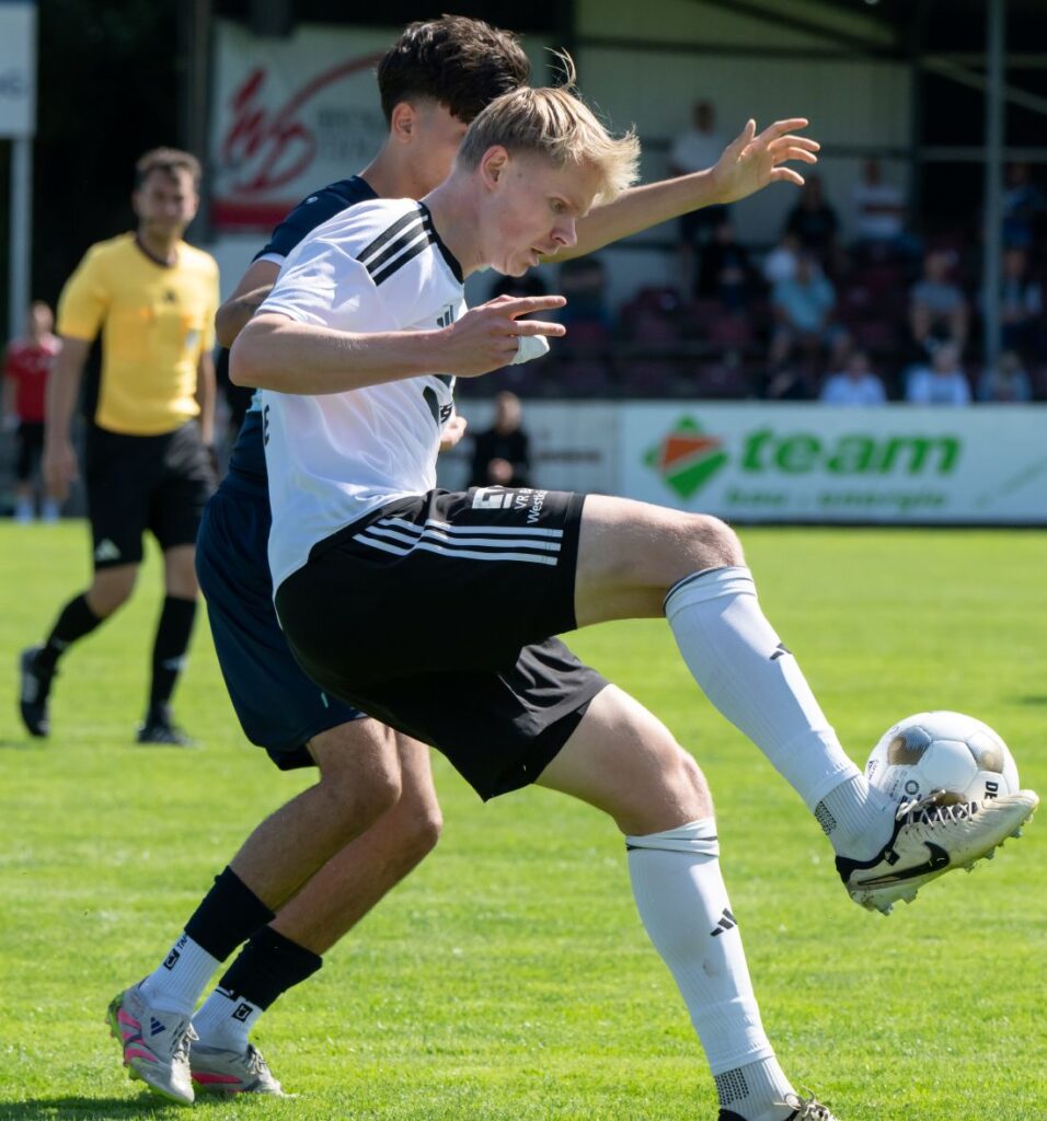 Hendrik Fleige vom Heider SV behauptet den Ball. © 2026 Volker Schlichting