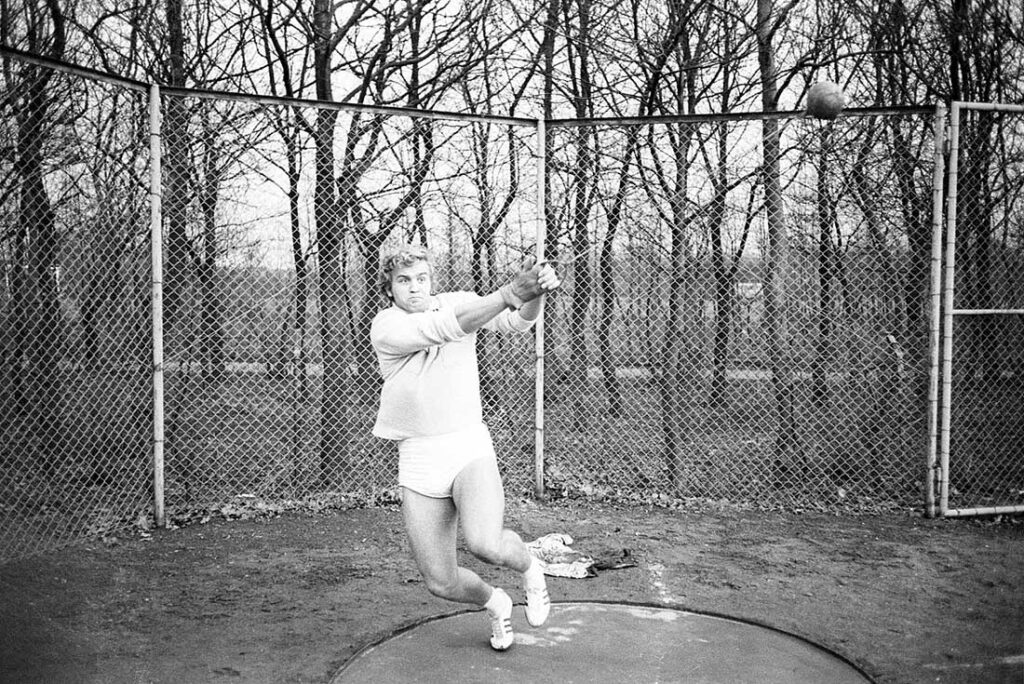 Holstein-Hammerwerfer Uwe Beyer 1967 auf der Anlage am Timmerberg in der Wik in Aktion. Die Holstein Anlage auf dem Fögeplatz war ähnlich konstruiert. © privat