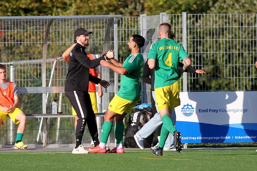 Houari Messaoudi (SVE Comet Kiel) feiert die Führung mit Trainer Nicklas Loose. © 2026 Ismail Yesilyurt