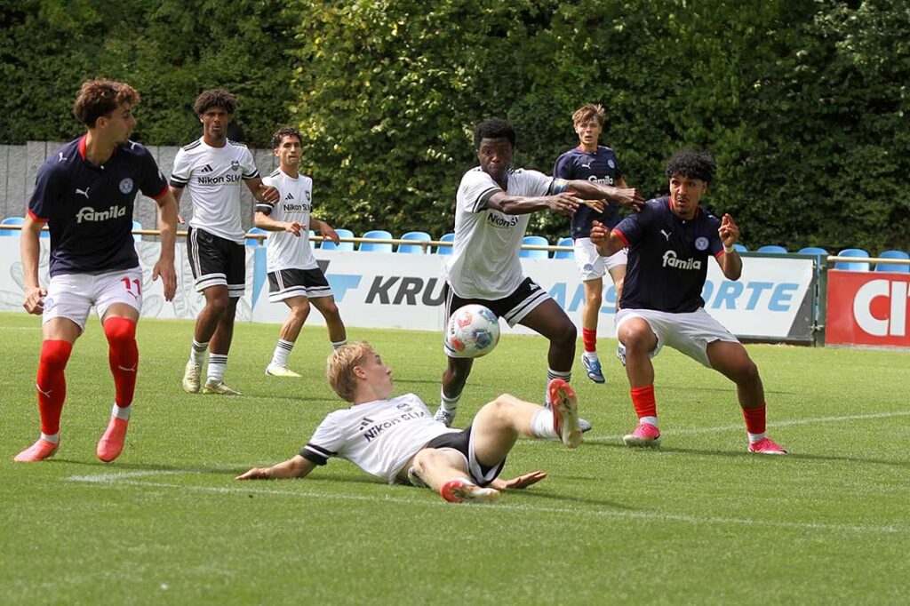 Islam Matene (re., Holstein Kiel II) kommt gleich gegen Ronny Seibt (1. FC Phönix Lübeck II) zu einem gefährlichen Abschluss. © 2026 Ismail Yesilyurt