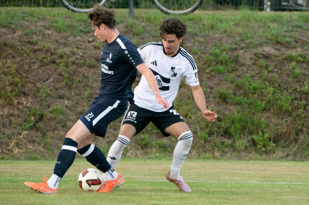 Jacob Steffensen (SG Geest 05) im Zweikampf mit Rafail Lampros (Heider SV). © 2026 Volker Schlichting