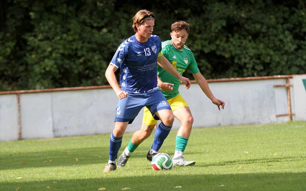 Jakob Reimansteiner (TSV Plön) hier gegen Marvin Petersen (hinten, SVE Comet Kiel) hatte eine sehr gute Kopfballchance zum Ausgleich. © 2026 Ismail Yesilyurt