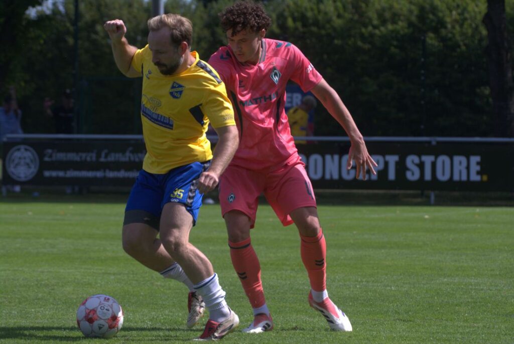 Jan-Marc Schneider (Todesfelde) gegen Egor Greber (Werder U23). © 2026 Olaf Wegerich