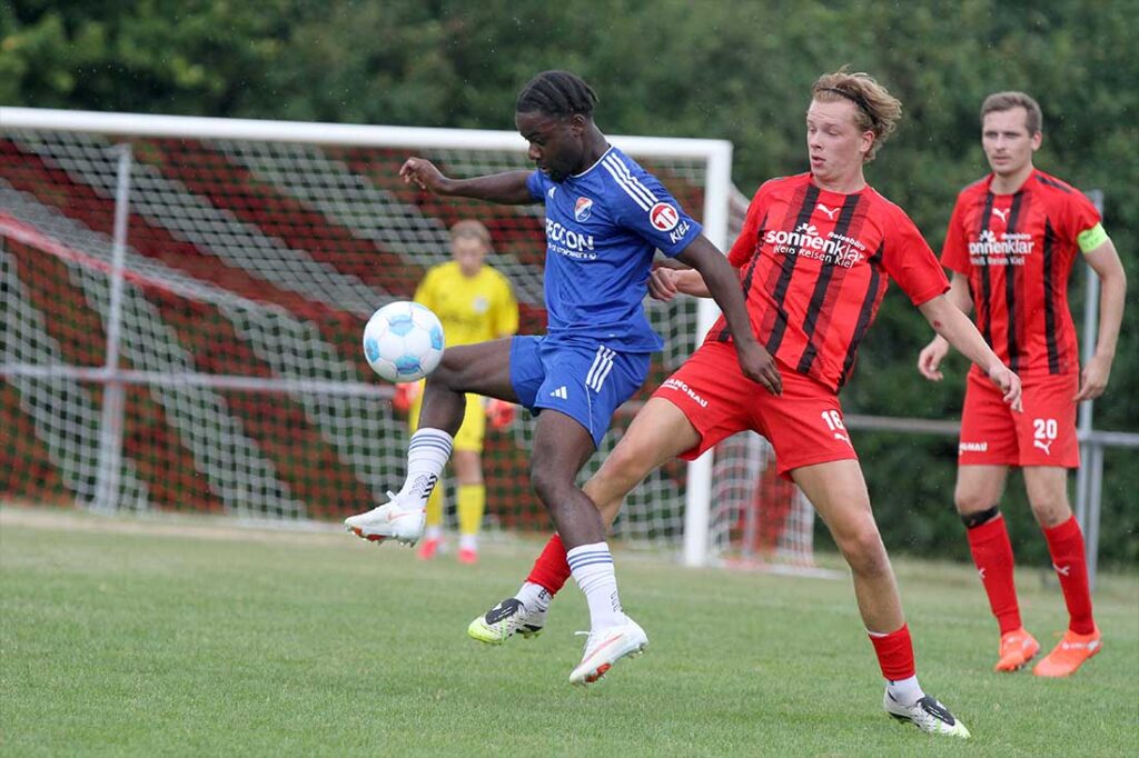 Joel "JoJo" Prempeh (SpVg Eidertal Molfsee) setzt sich gegen Julius Kolbe (TSV Kronshagen) durch. © 2026 Ismail Yesilyurt