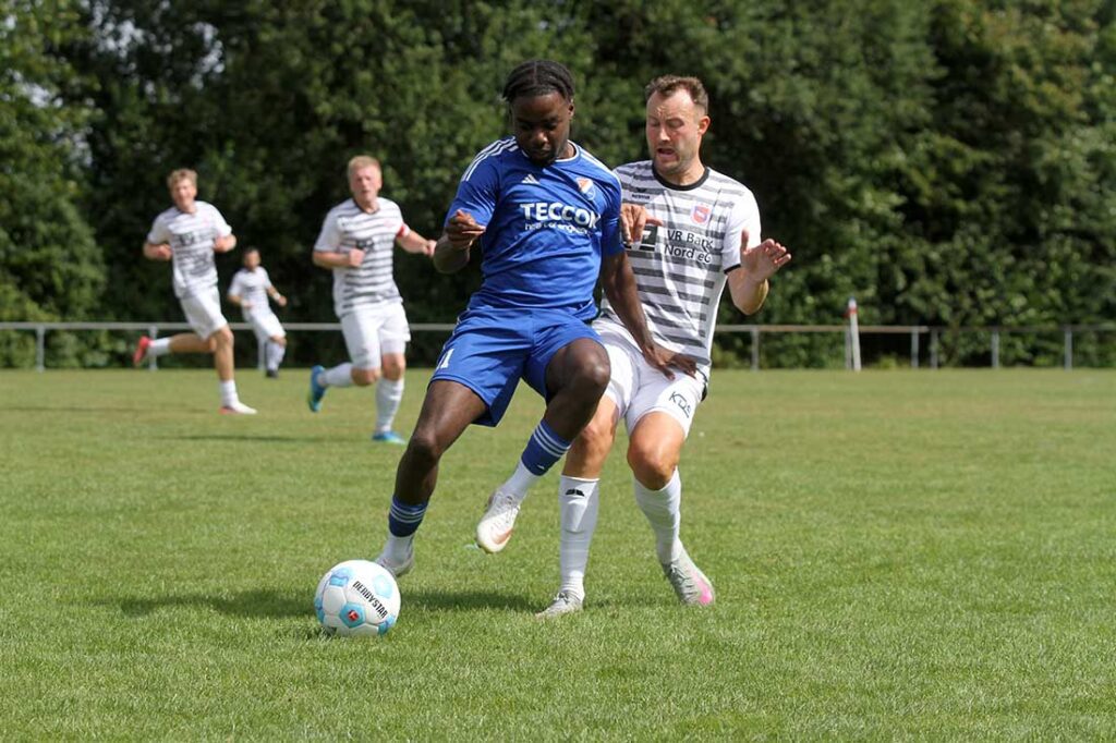 Joel Prempeh (SpVg Eidertal Molfsee), hier von Erik Wegner (TSV Friedrichsberg-Busdorf) angelaufen, hatte in Hälfte eins eine Großchance. © 2026 Ismail Yesilyurt