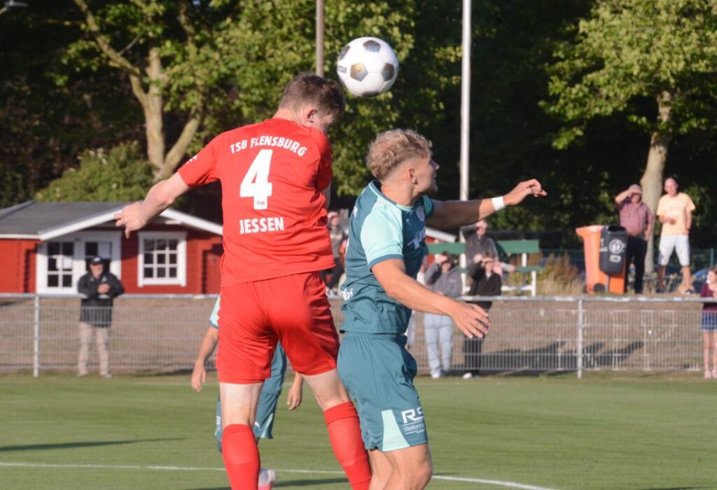 Jon Jessen (TSB Flensburg) im Kopfballduell mit Youri Von der Mehden (PSV Neumünster). © 2026 Olaf Wegerich