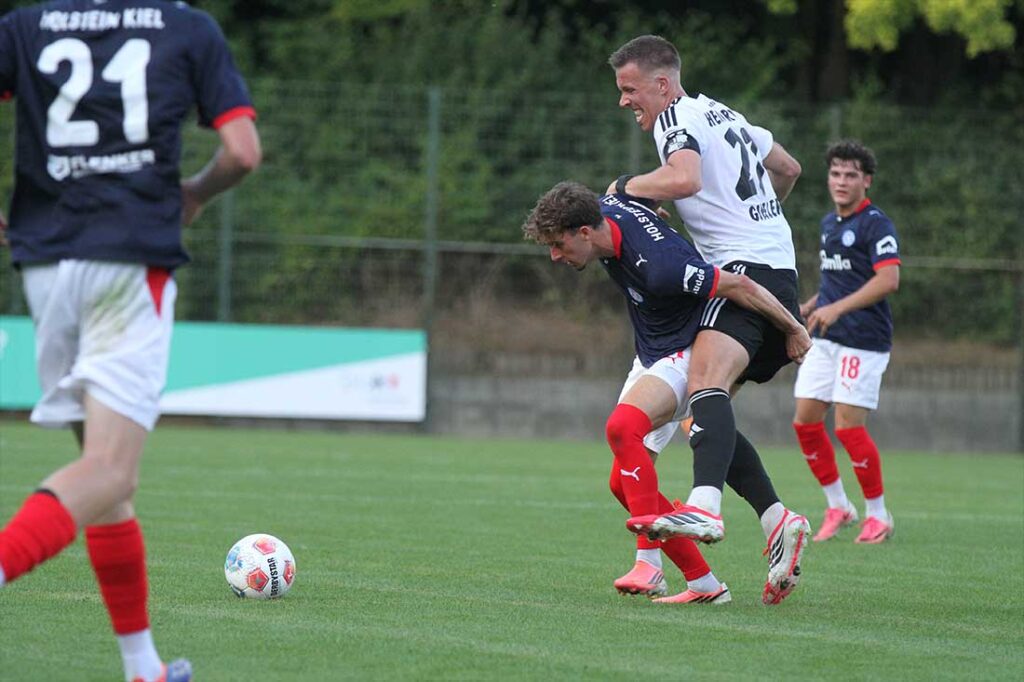 Jonah Gieseler (Heider SV) gegen Jorden Winter (li., Holstein Kiel II). © 2026 Ismail Yesilyurt